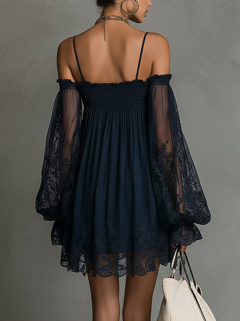 Noemi™ | Minivestido de gasa azul marino con escote de hombros descubiertos, ribete de encaje y mangas transparentes