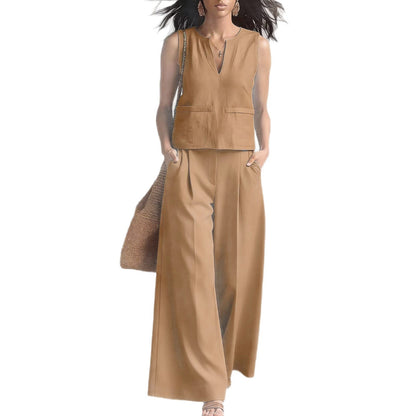 Elegante conjunto monocromático de dos piezas: top de tirantes con cuello redondo y pantalón de pierna ancha.