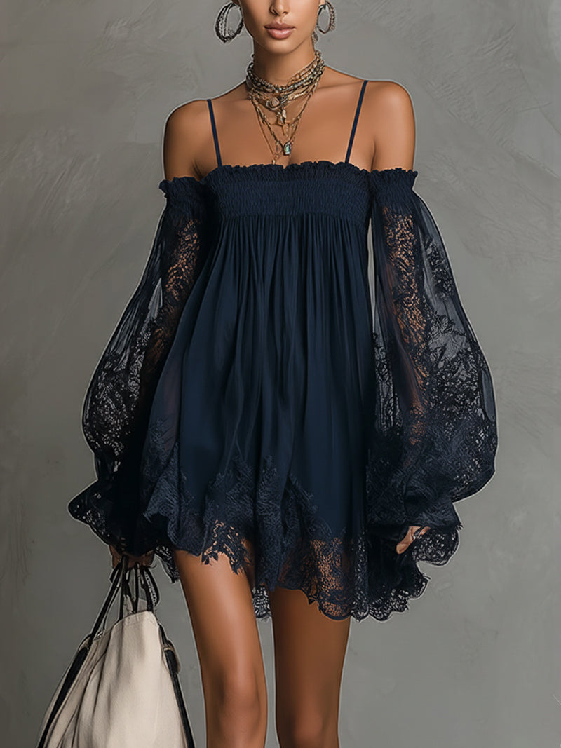 Noemi™ | Minivestido de gasa azul marino con escote de hombros descubiertos, ribete de encaje y mangas transparentes