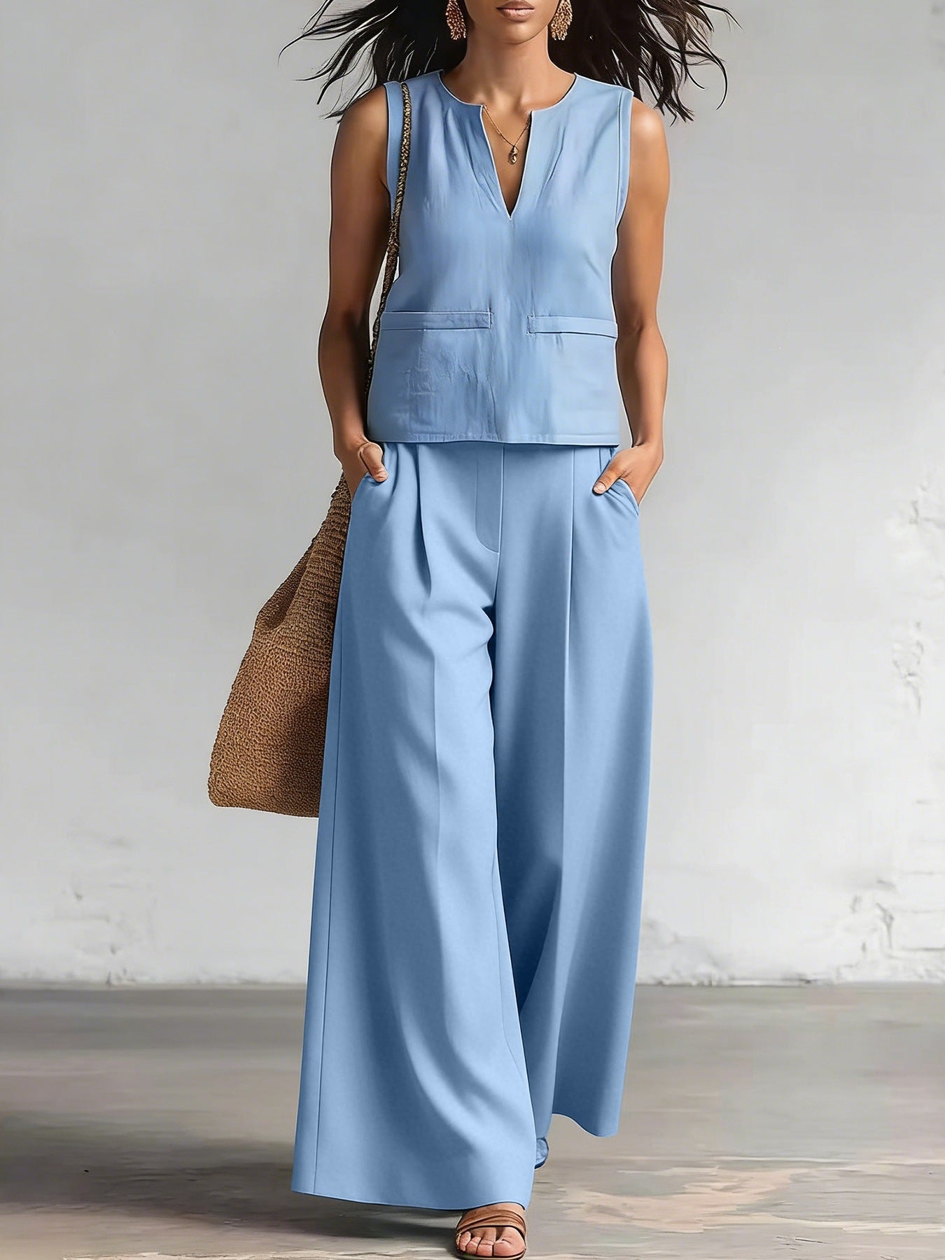 Elegante conjunto monocromático de dos piezas: top de tirantes con cuello redondo y pantalón de pierna ancha.