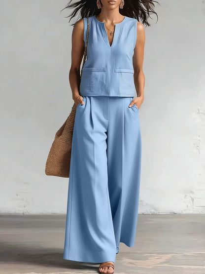 Elegante conjunto monocromático de dos piezas: top de tirantes con cuello redondo y pantalón de pierna ancha.