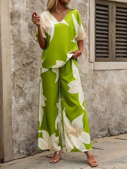 Conjunto de dos piezas: Top estampado con escote en V y pantalón largo con mangas murciélago.