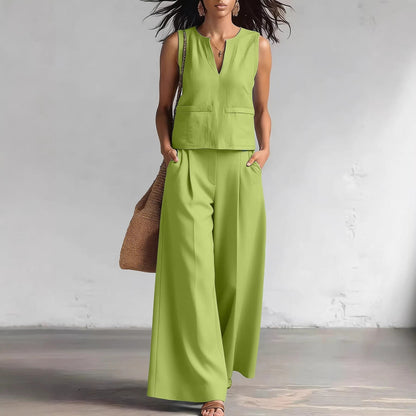 Elegante conjunto monocromático de dos piezas: top de tirantes con cuello redondo y pantalón de pierna ancha.