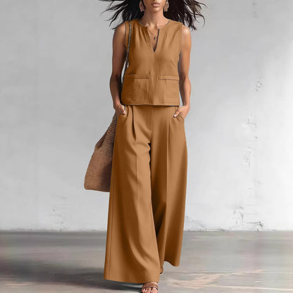 Elegante conjunto monocromático de dos piezas: top de tirantes con cuello redondo y pantalón de pierna ancha.